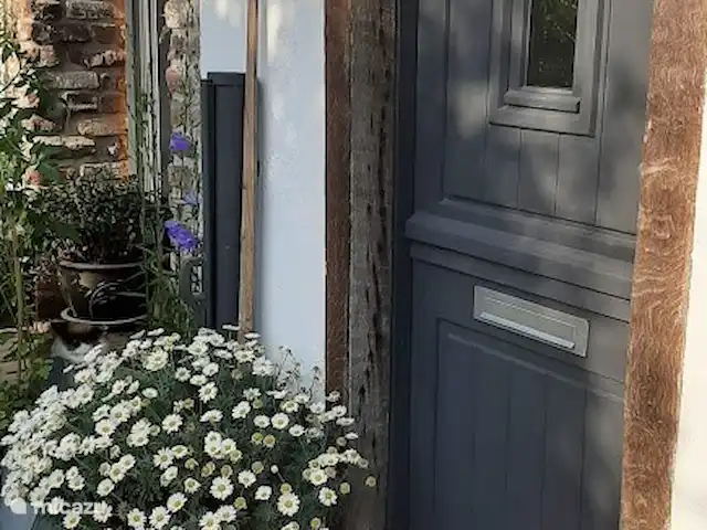 L'écurie | Pays-Bas, Limbourg, Kerkrade - maison mitoyenne La porte d'entrée avec l'écran de jardin extensible à gauche sur la photo.