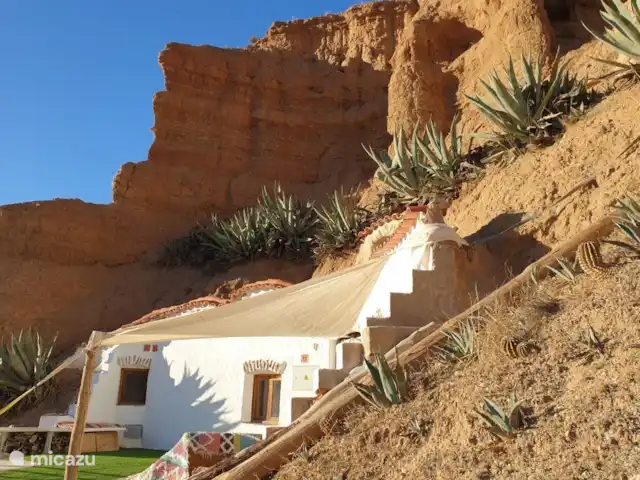 Casa cueva creativa con jacuzzi en España, Andalucía, Gorafé - casa cueva Casa cueva especial excavada en la montaña con una bonita terraza soleada y zona de sombra