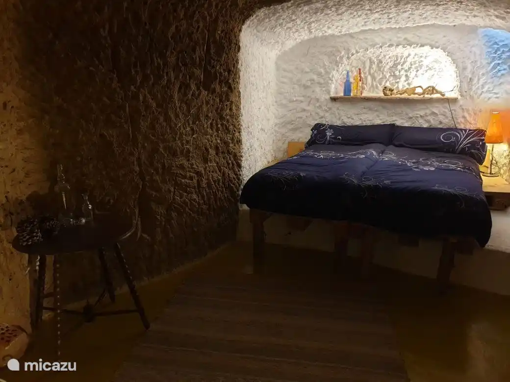 Dieses Schlafzimmer mit 2 Betten nebeneinander liegt tief in der Höhle: dunkel und sehr ruhig!
