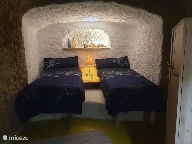 Casa cueva creativa con jacuzzi en España, Andalucía, Gorafé - casa cueva El mismo dormitorio en lo profundo de la cueva (oscuro y tranquilo) con 2 camas ligeramente separadas