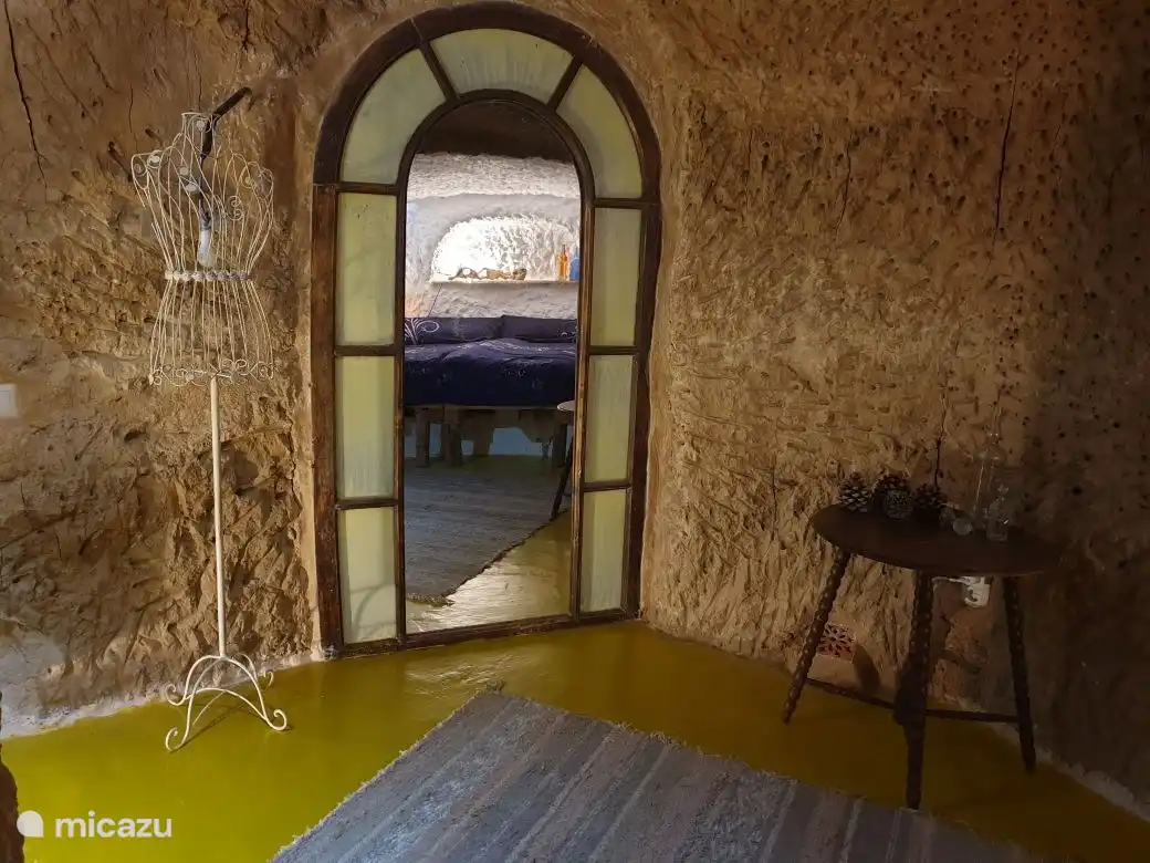 Dieses gemütliche Doppelzimmer verfügt über einen schönen Spiegelbogen und vermittelt echtes Höhlengefühl