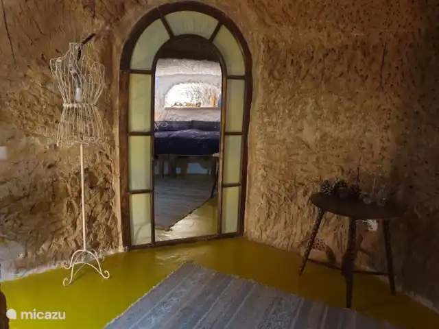 Casa cueva creativa con jacuzzi en España, Andalucía, Gorafé - casa cueva Esta acogedora habitación doble tiene un hermoso arco de espejos y realmente te da una sensación de cueva.