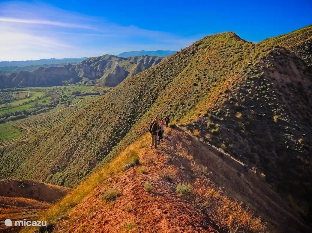 Wandern Sie über die Berggipfel in der wunderschönen Natur des UNESCO-Geoparks, zu dem das Dorf Gorafe gehört
