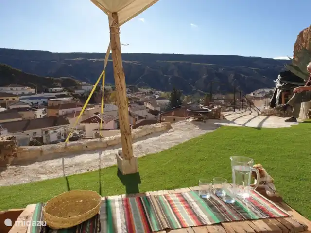 Casa cueva creativa con jacuzzi en España, Andalucía, Gorafé - casa cueva Amplia vista sobre el pueblo y las paredes de la montaña detrás.