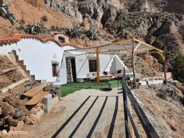 Casa cueva creativa con jacuzzi en España, Andalucía, Gorafé - casa cueva Esta es la primera vista de CaveHouse Andalucía que tendrás cuando llegues con nuestra nueva pérgola de sombra.