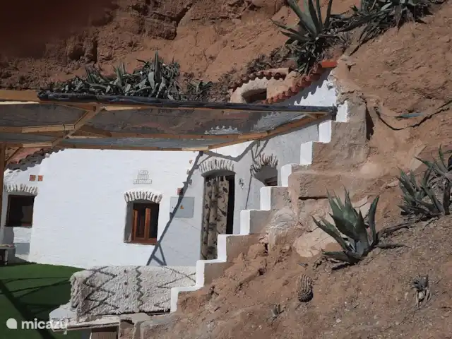 Casa cueva creativa con jacuzzi en España, Andalucía, Gorafé - casa cueva La pérgola proporciona sombra del sol, que brilla aproximadamente desde las 10 a. m. hasta las 4 p. m.
