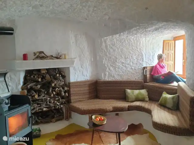 Casa cueva creativa con jacuzzi en España, Andalucía, Gorafé - casa cueva El salón con vistas al pueblo y un sofá de 2 plantas.