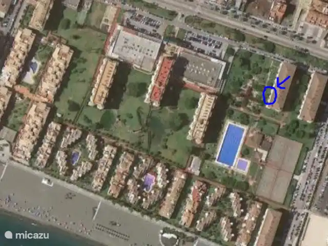 Location de Vacances Espagne, Costa del Sol, Torrox-Costa, appartement - Appli Playa Laguna, Laguna Beach Vue sur le complexe Laguna Beach. Notre appartement est au cercle bleu.
Il y a des places de parking devant le complexe et il y a un grand parking juste à droite du complexe. Vous pouvez également voir la plage sur la photo.