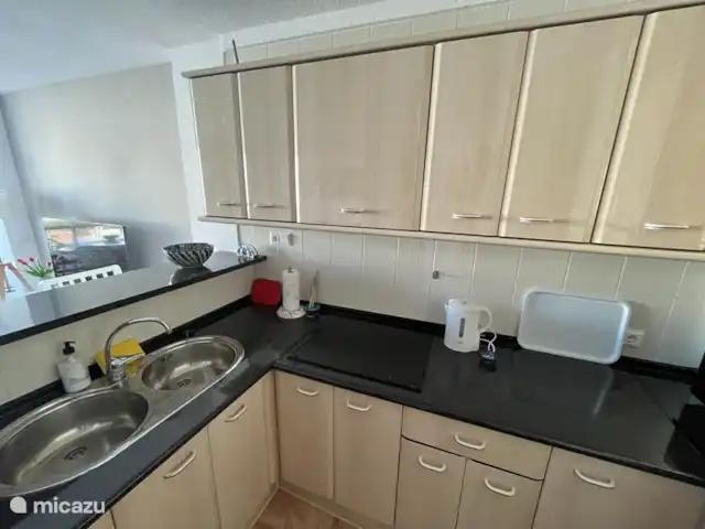 Location de Vacances Espagne, Costa del Sol, Torrox-Costa, appartement - Appli Playa Laguna, Laguna Beach Cuisine avec une combinaison micro-ondes/four qui se trouve juste au coin de l'image
.