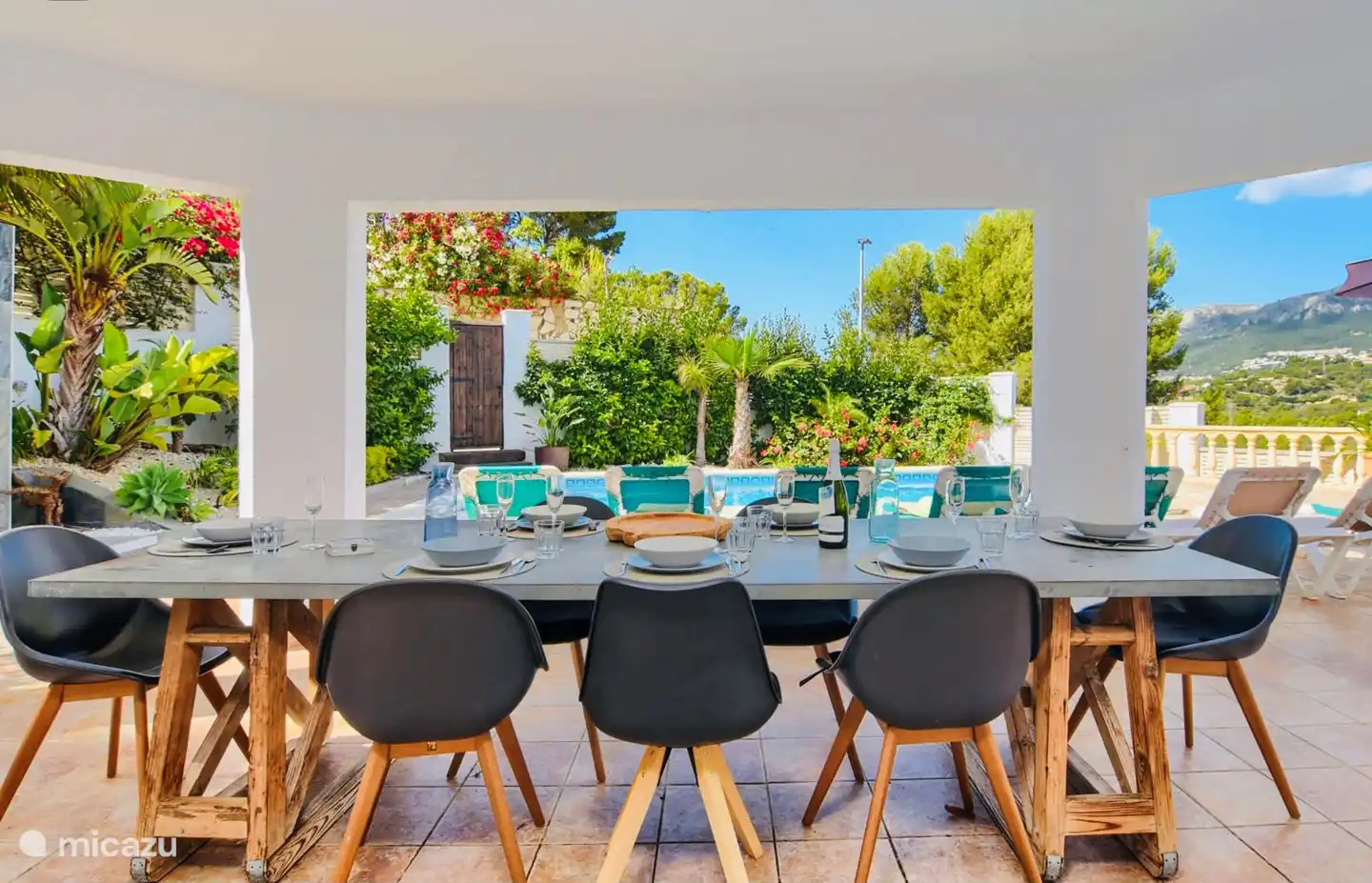 Genießen Sie die Aussicht und den Swimmingpool unter dem Dach.