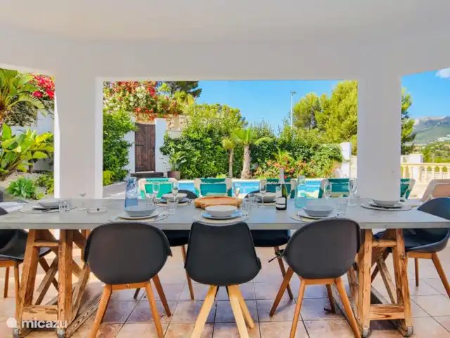 villa huren in Spanje, Costa Blanca, Calpe – Villa Blanca 6 personen Heerlijk onder het afdak genieten van het uitzicht en zwembad.
