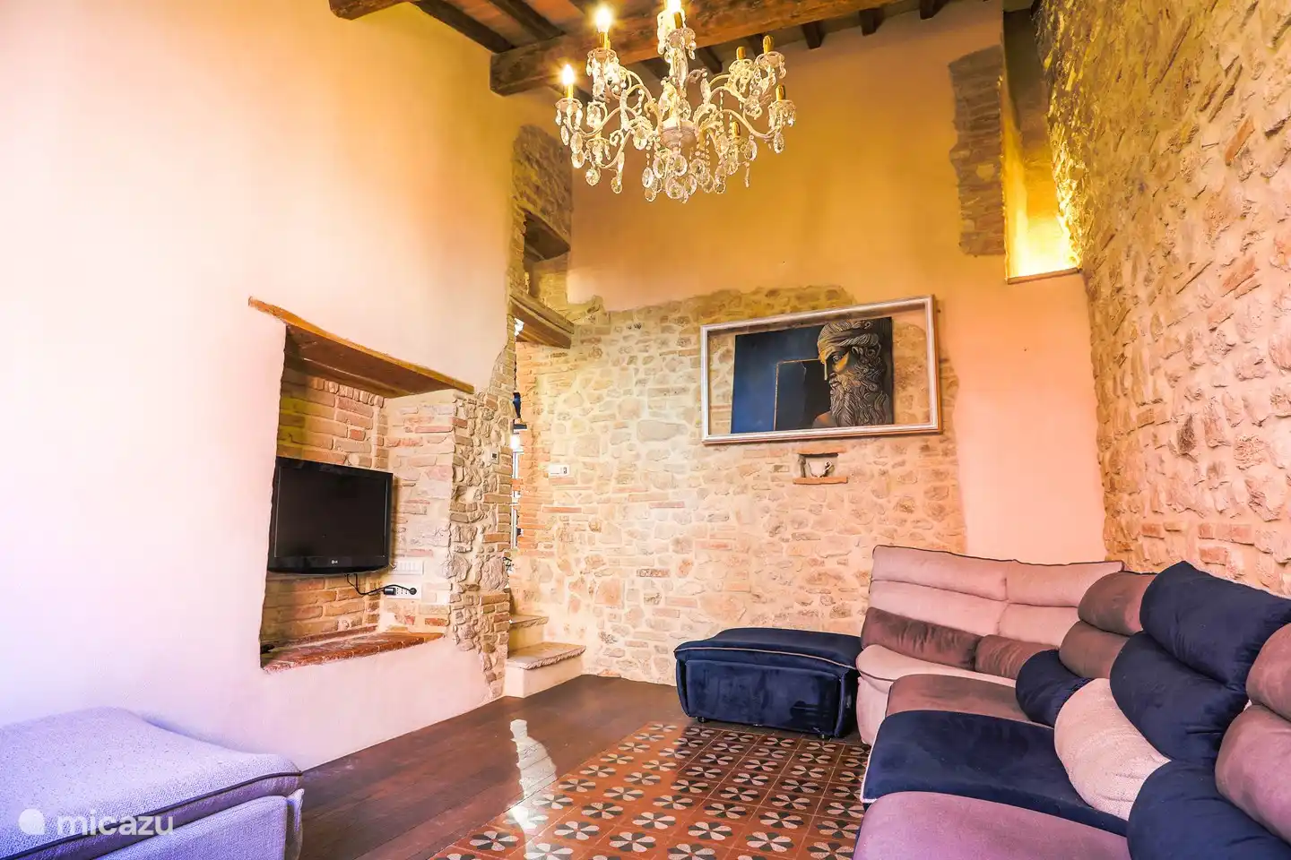 Sala de estar con sofá y TV