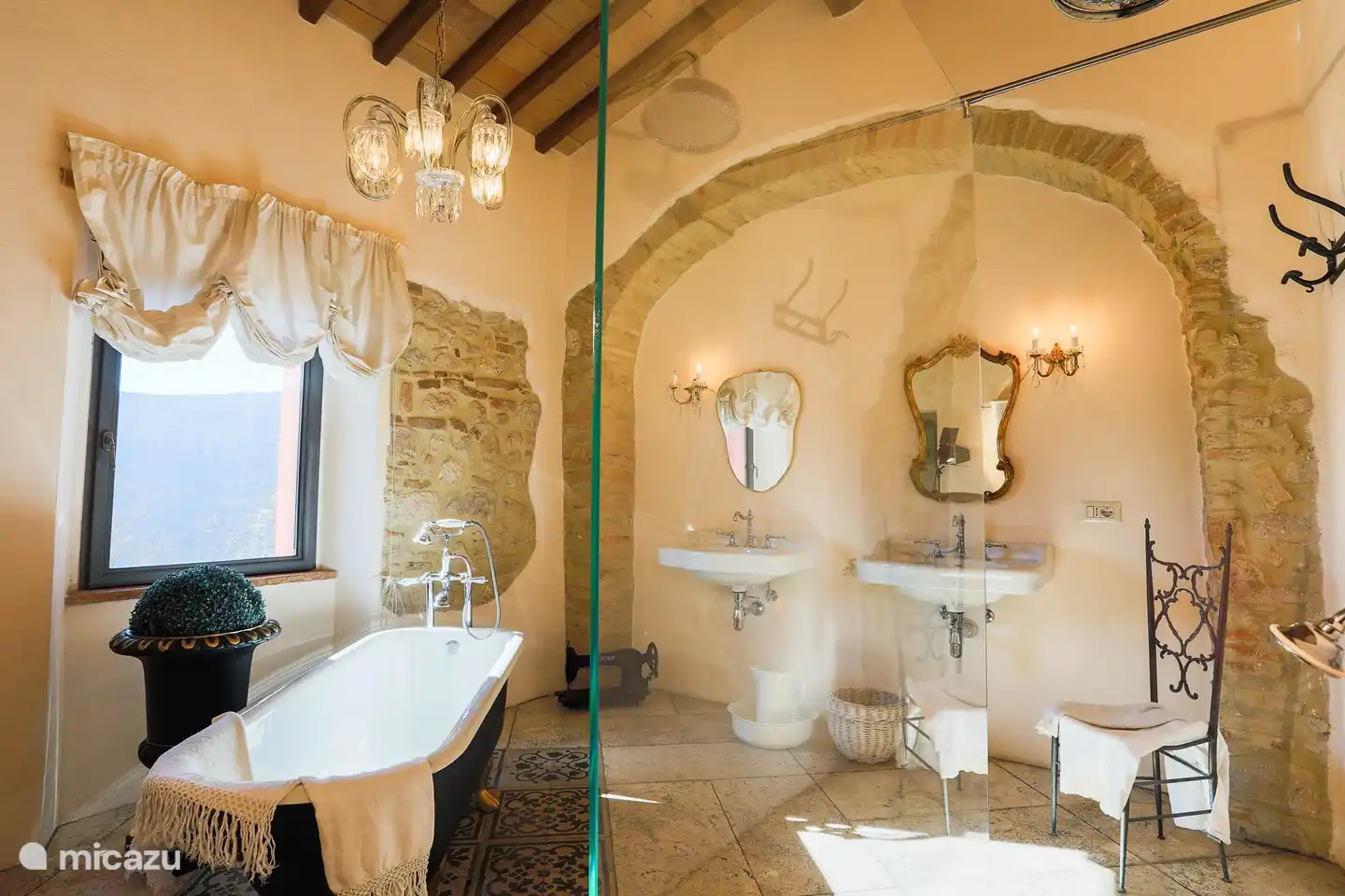 Baño en suite con ducha, bañera