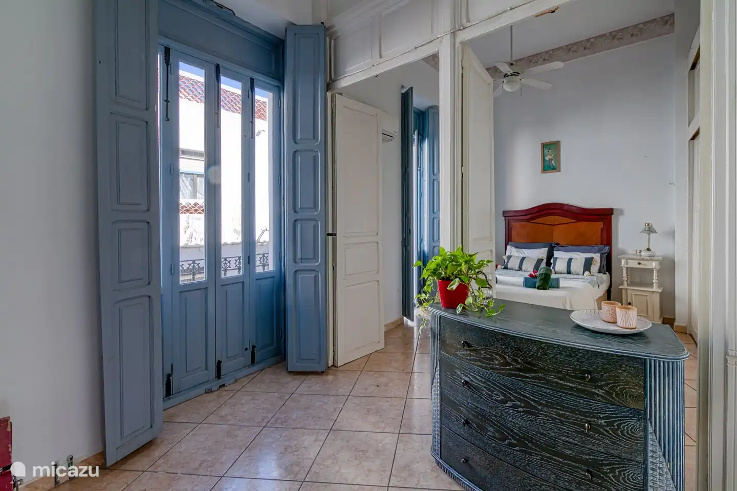 Eines von drei Schlafzimmern im zweiten Stock. So viele Türen, so viel Licht!