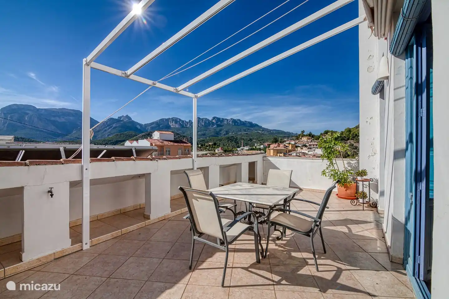 Der großzügige Balkon im zweiten Stock mit Mundharmonika-Tuch. Es ist herrlich, hier abends die spanische Sonne und den Ausblick auf die Berge zu genießen!