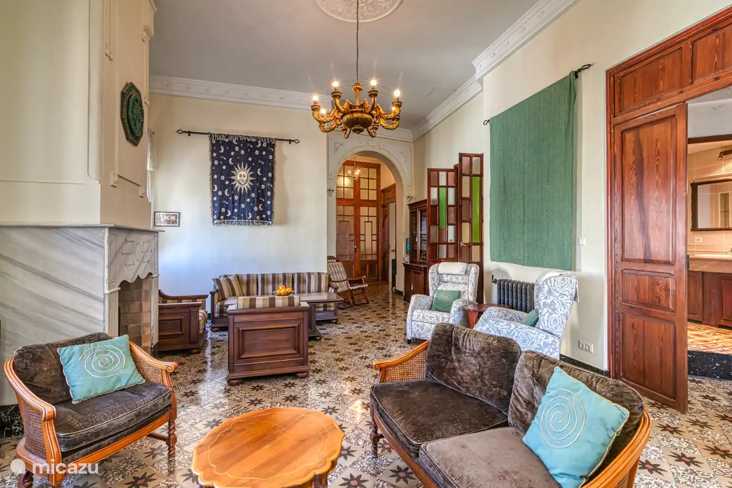 Das geräumige Wohnzimmer im ersten Stock.