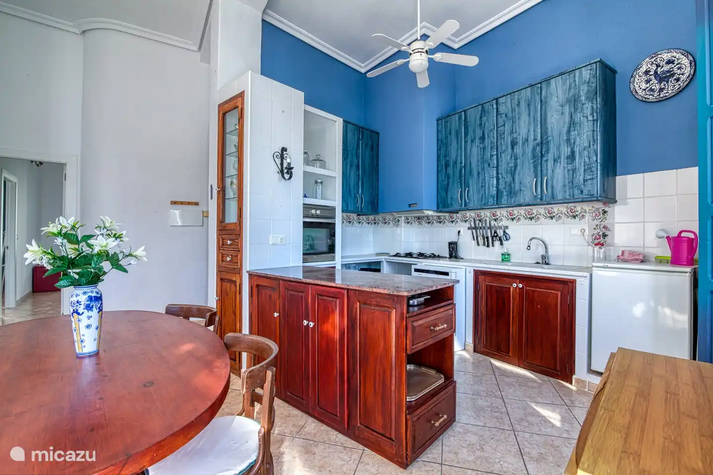 Die Küche im zweiten Stock. Geräumig und komplett möbliert. In diesem Haus wird es Ihnen an nichts mangeln!