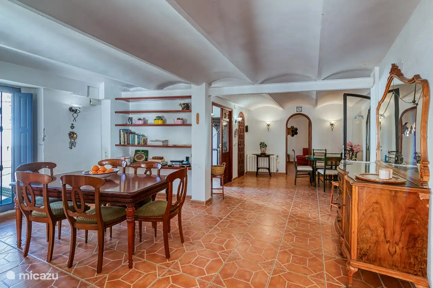 Im Erdgeschoss haben wir viel Platz für ein schönes Essen. Nicht nur in der Außenküche, sondern an kälteren Tagen auch drinnen!