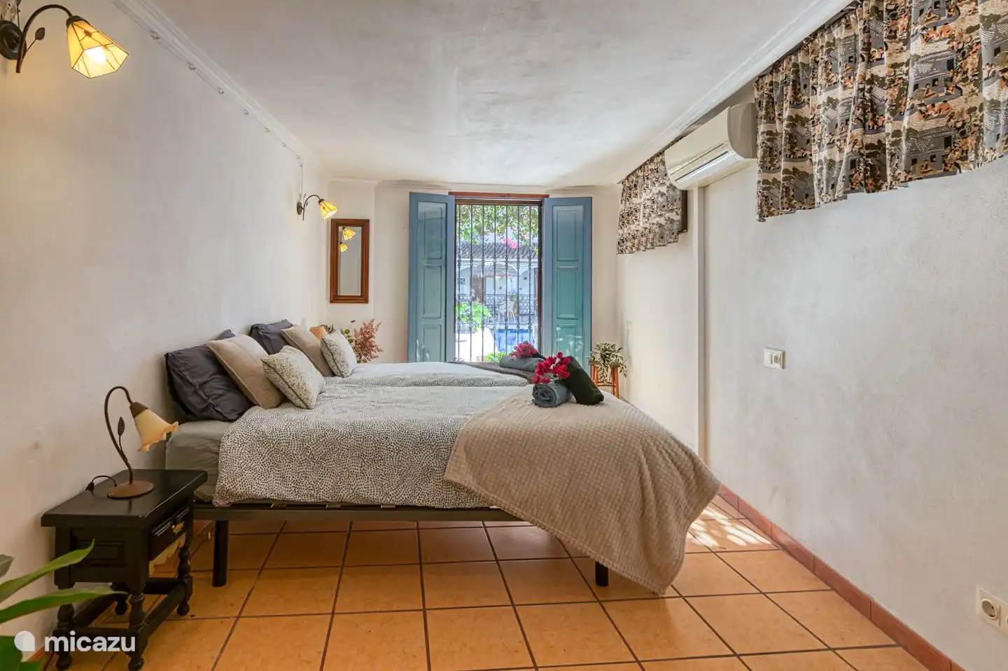 Dieses Zimmer bietet nicht nur Blick auf den Pool und die Terrasse, sondern auch ein eigenes Bad!