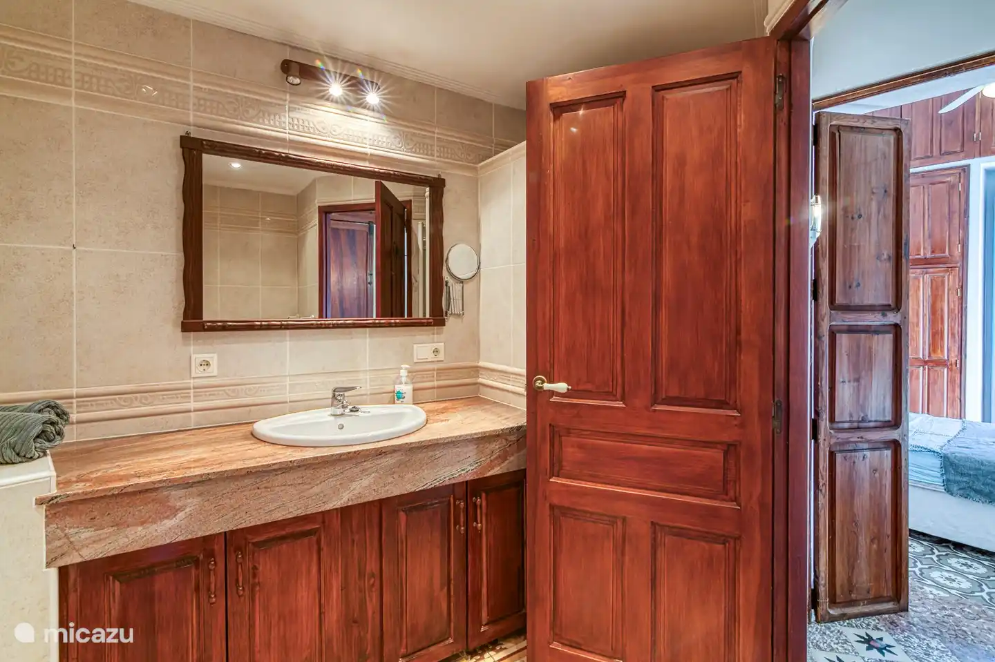 Das schöne Badezimmer im ersten Stock. Es verfügt über eine Badewanne, eine separate Dusche, ein Waschbecken und eine Toilette.