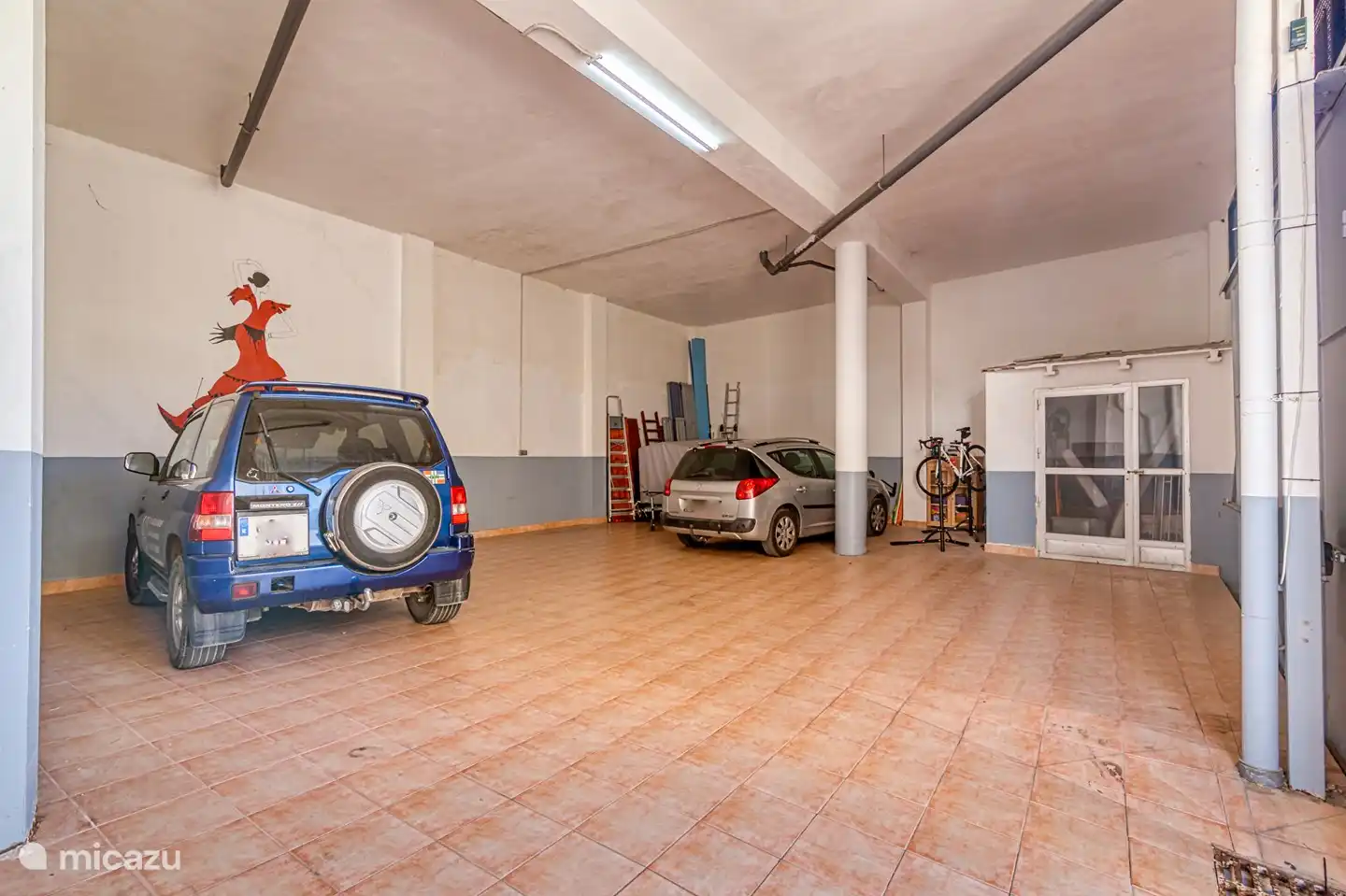 Unsere geräumige Garage bietet problemlos Platz für vier Autos. Mehrere Gäste haben es jedoch bereits geschafft, fünf davon zu parken. Schaffst du es, sechs zu parken ;) Oh, und deine Fahrräder kannst du hier reinigen und warten!