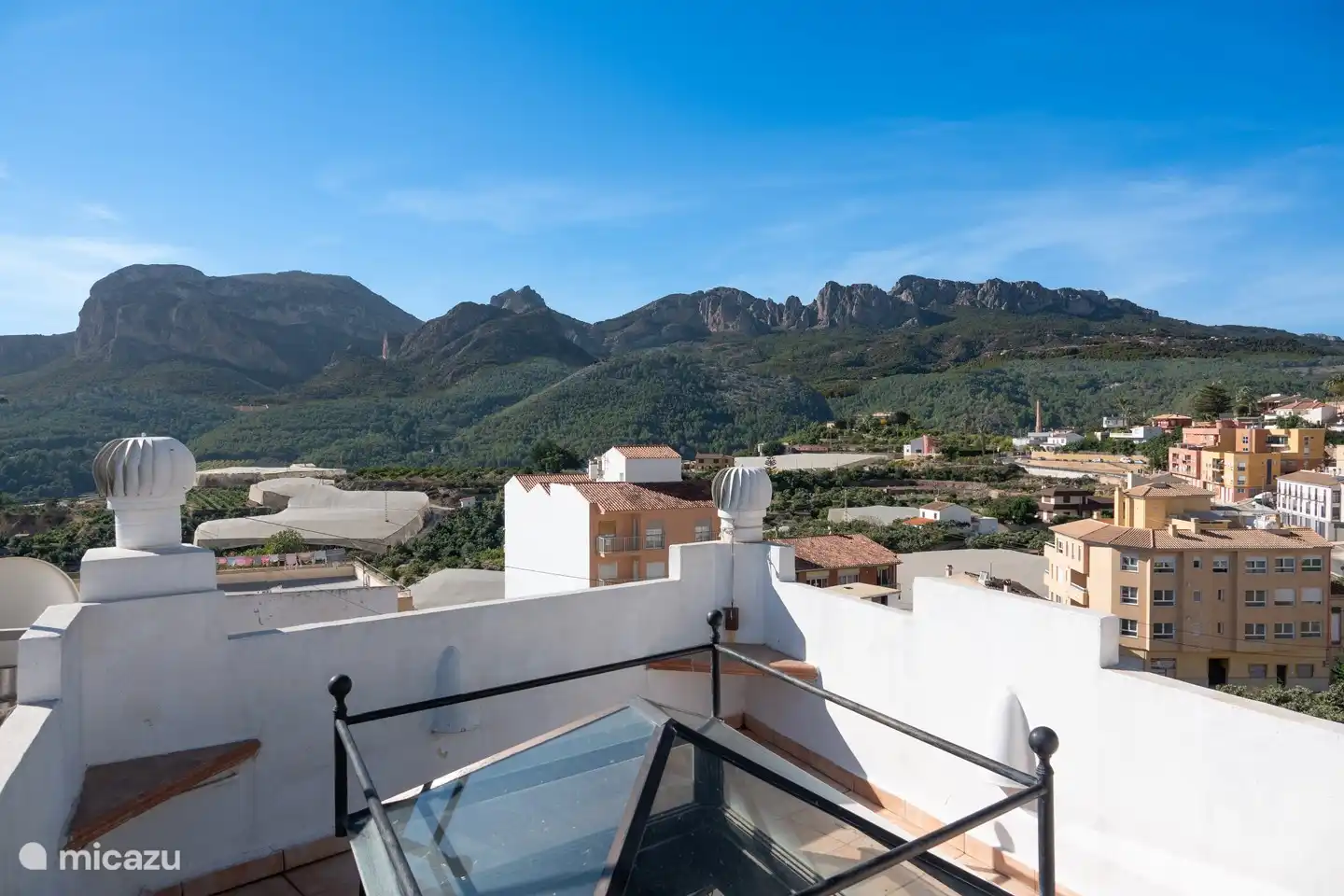Der Ausblick vom höchsten Punkt des Hauses. Hier fühlt man sich wie der „König der Welt!“. Der Berg ganz links heißt „El Léon“. Schauen Sie sich genauer an, warum...