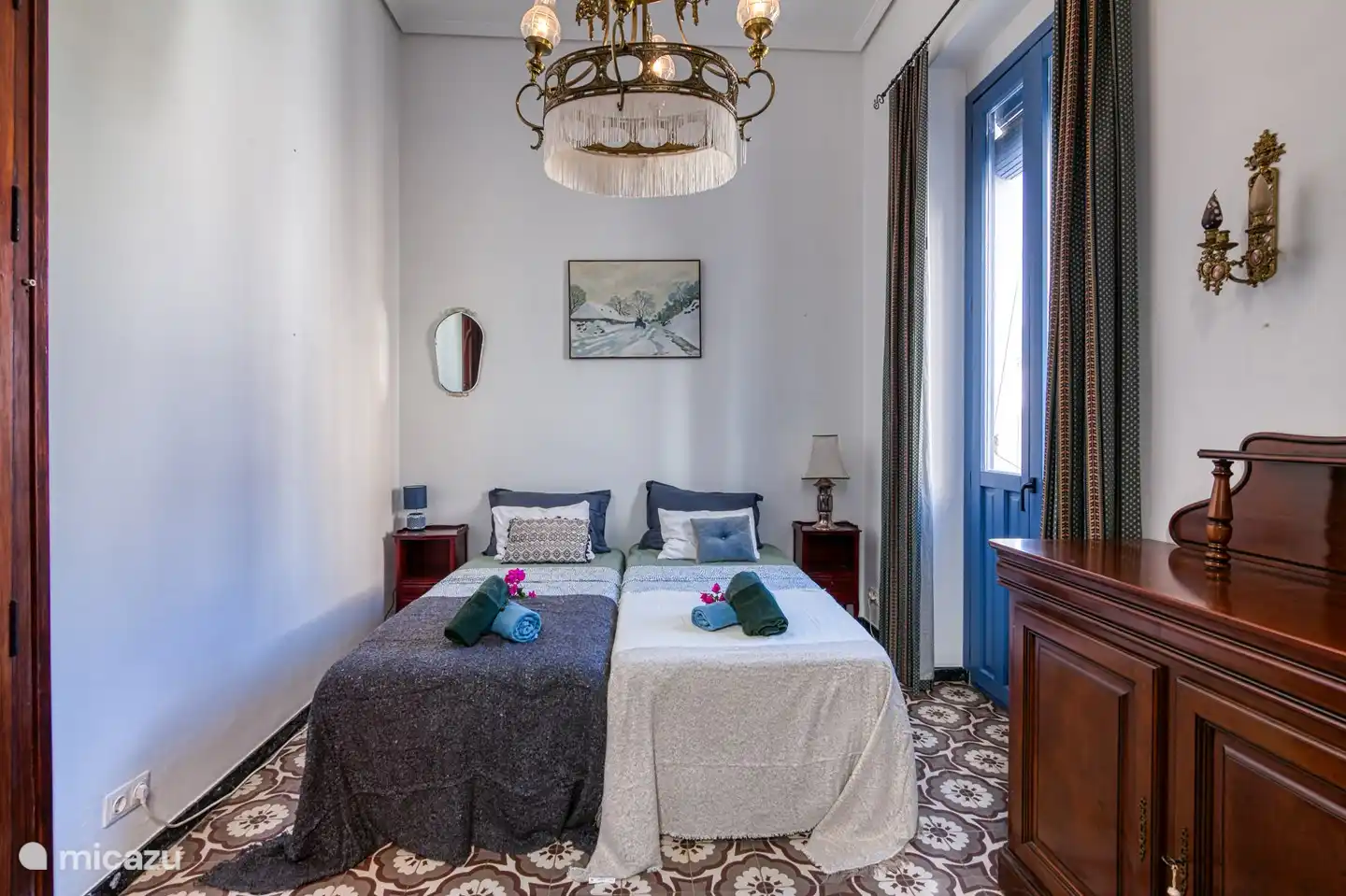 Eines der Zimmer im ersten Stock. Die hohen französischen Türen zu einem französischen Balkon runden das Ganze ab. Wachen Sie mit einer Tasse Kaffee auf.