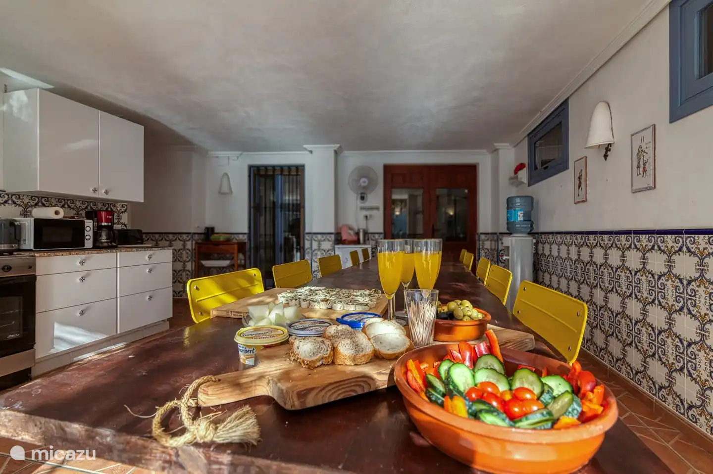 Genießen Sie gemeinsam einen schönen Drink an unseren langen Tischen in der Nähe der Außenküche :)