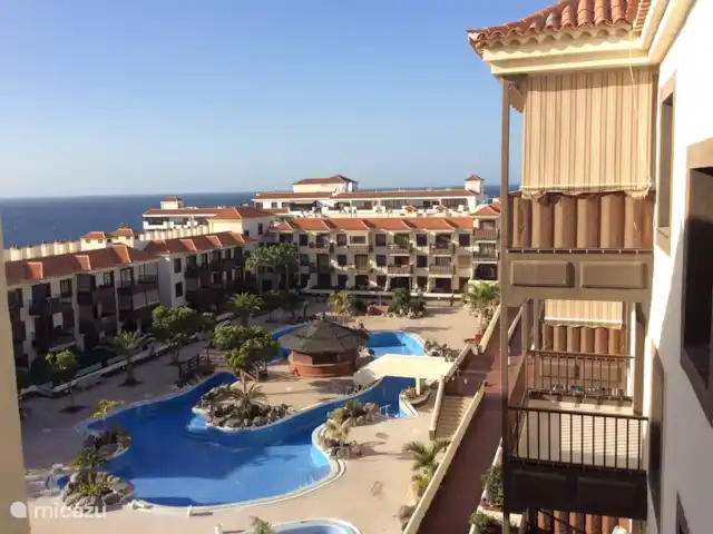 appartement huren in Spanje, Tenerife, Costa del Silencio – Balcon del Mar Het zwembad vanaf boven .