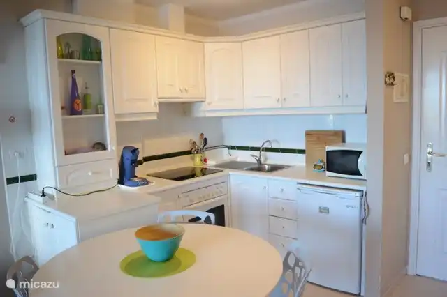 Cocina con todos los electrodomésticos