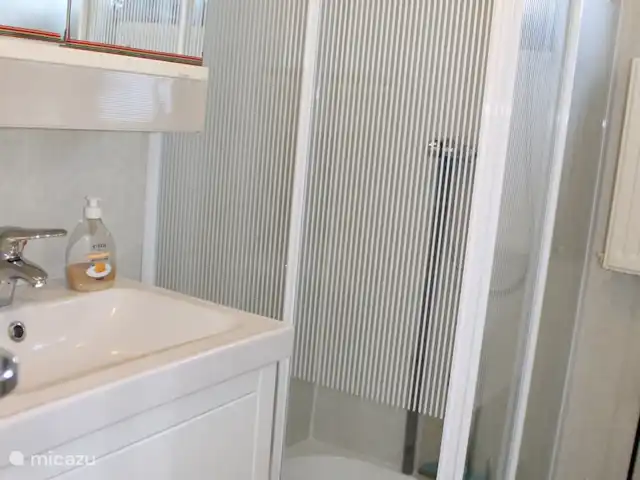 chalet huren in Nederland, Noord-Holland, Julianadorp aan Zee – Huisje Wendy badkamer