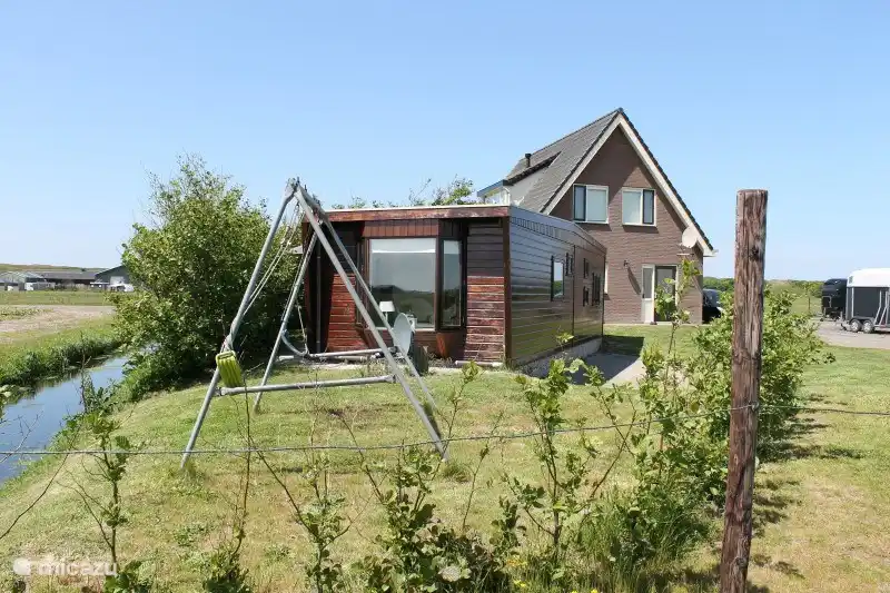 Jardin avec balançoires