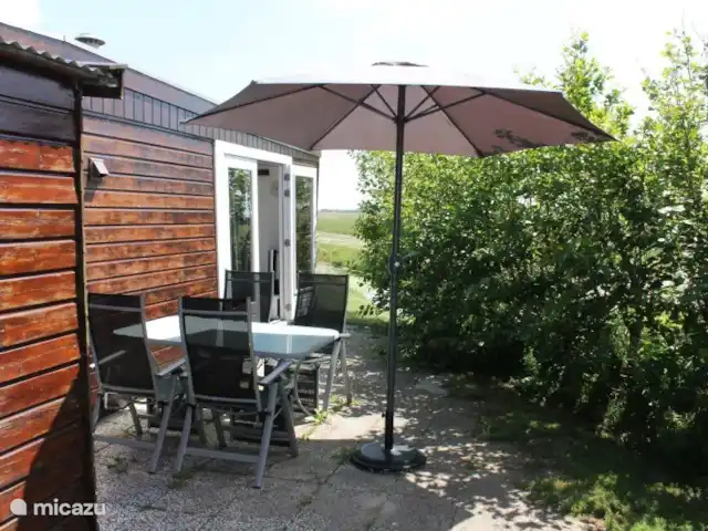 chalet huren in Nederland, Noord-Holland, Julianadorp aan Zee – Huisje Wendy tuin met tuinmeubels