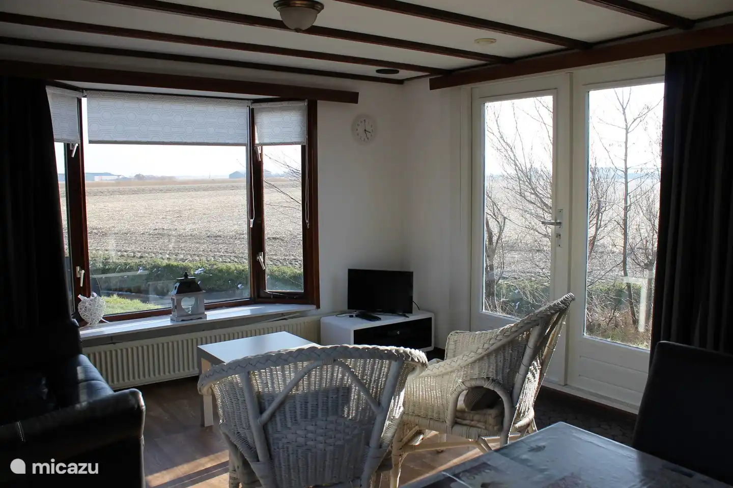 salon confortable avec de belles vues