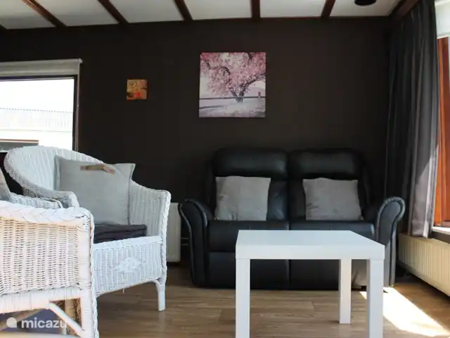 chalet huren in Nederland, Noord-Holland, Julianadorp aan Zee – Huisje Wendy woonkamer