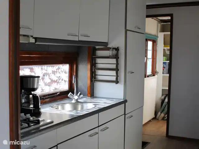chalet huren in Nederland, Noord-Holland, Julianadorp aan Zee – Huisje Wendy keuken met gasfornuis