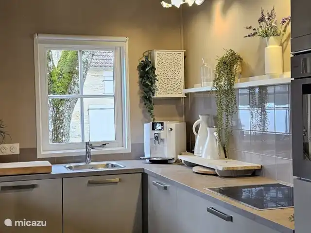 Le Jasmin | France, Lot, Loupiac - gîte / cottage La cuisine avec réfrigérateur, four, plaque à induction et lave-vaisselle
