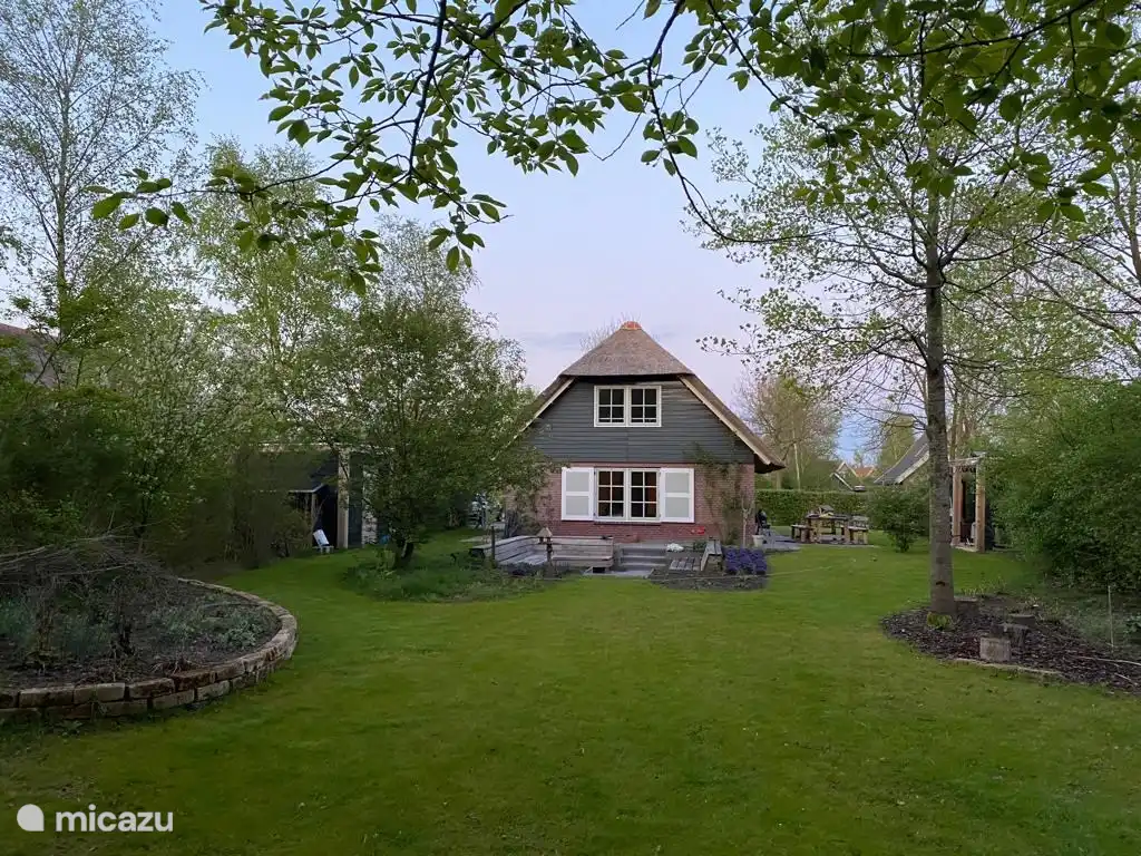 Ferienhaus Appelscha, De Appelburcht am Buitenplaats de Hildenberg. Rückseite des Hauses einschließlich des großen Gartens.