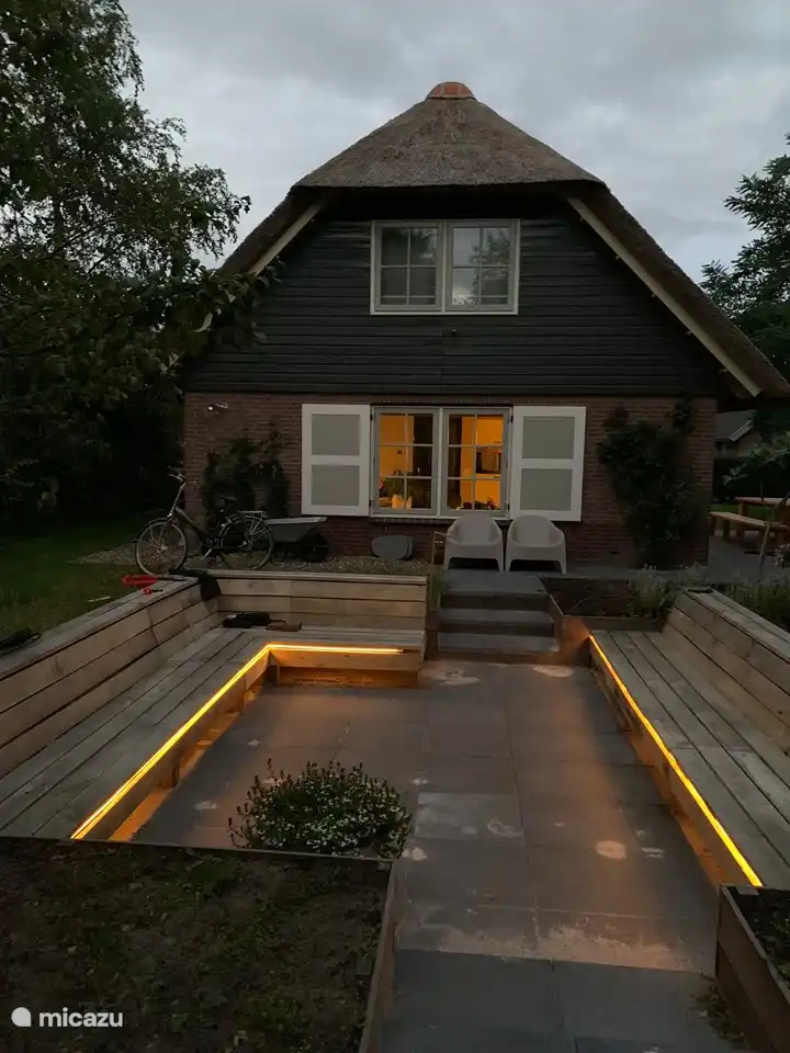 Sitzgrube hinter dem Haus mit Beleuchtung