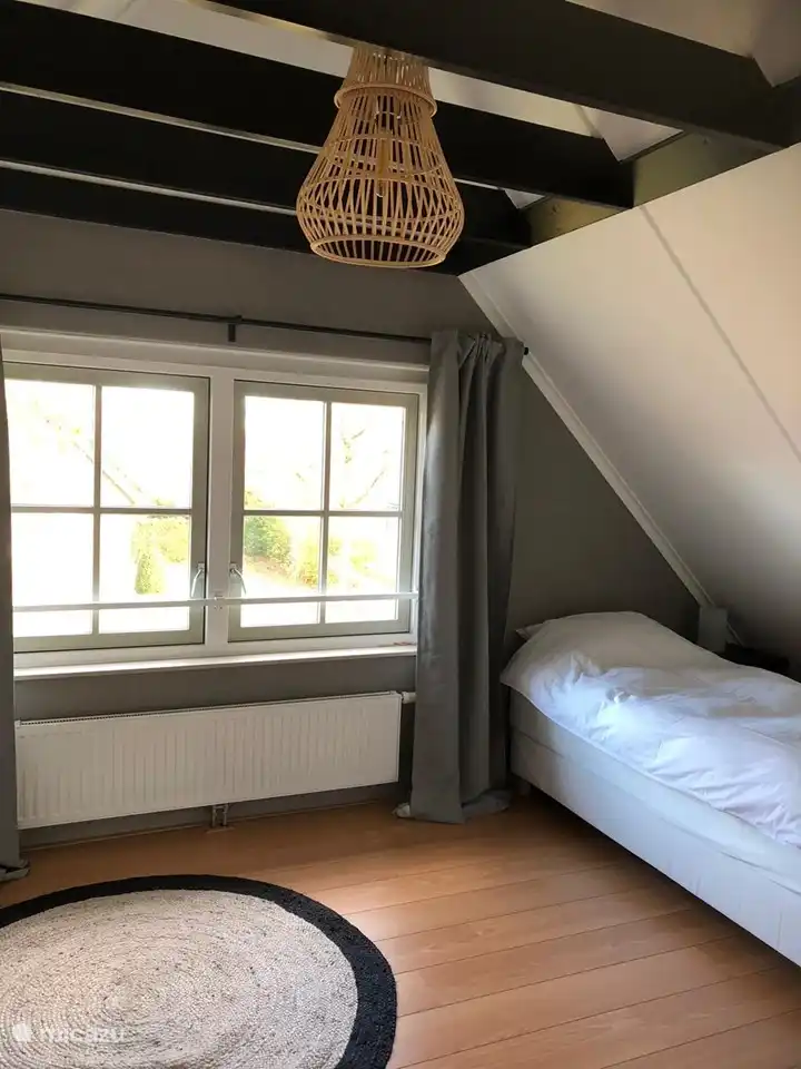 Schlafzimmer im 1. Stock mit Standard 2 Betten und der Möglichkeit für ein Zustellbett