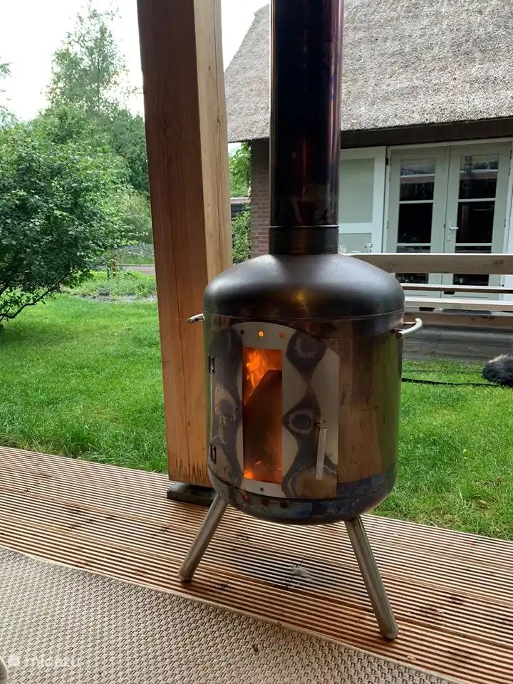 Mit dem Außenkamin lässt es sich auch an kühleren Abenden herrlich genießen