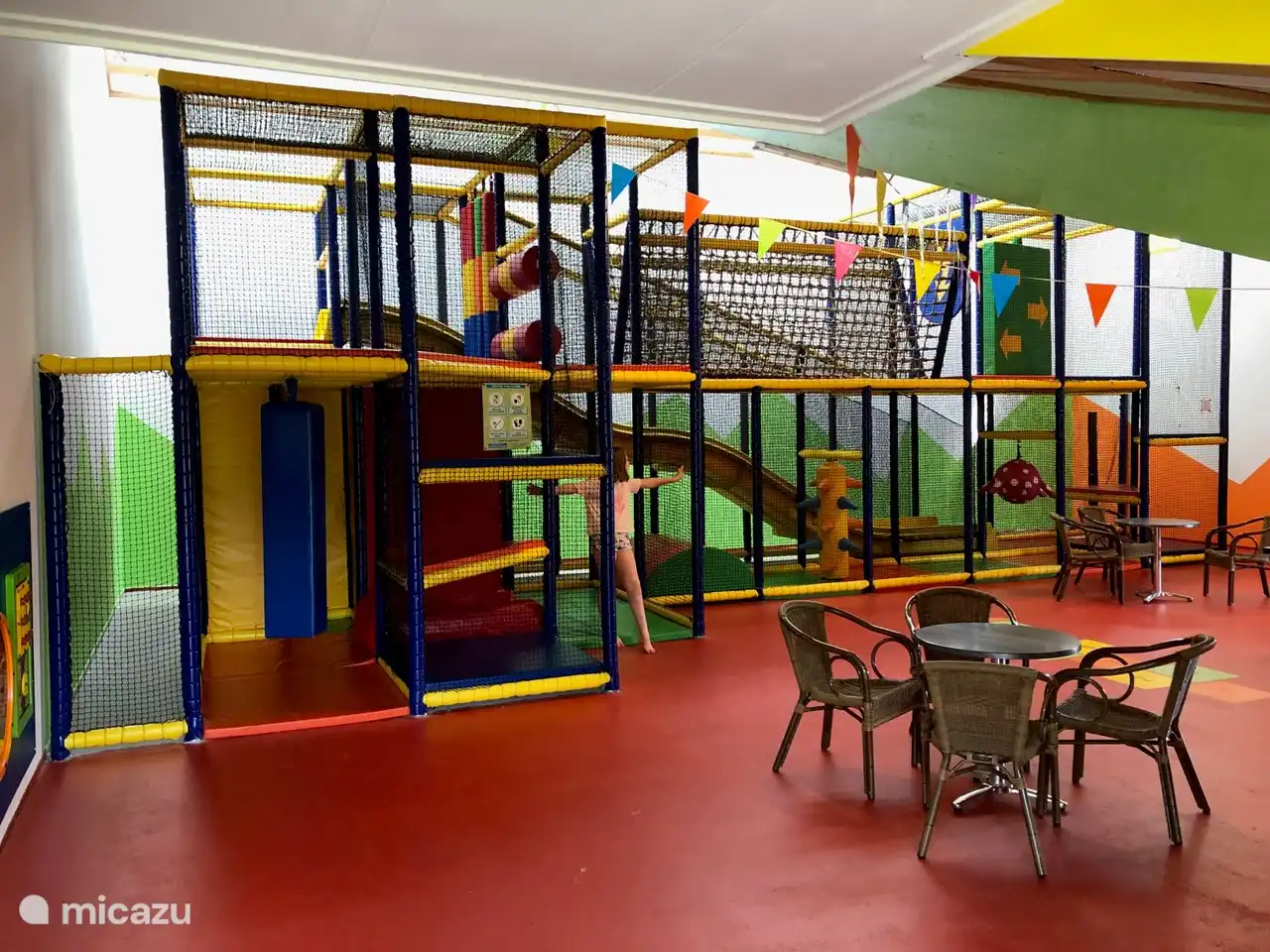 Der Indoor-Spielplatz befindet sich am Eingang des Parks neben der Rezeption. Es gibt auch einen kleinen Spielplatz im Freien.