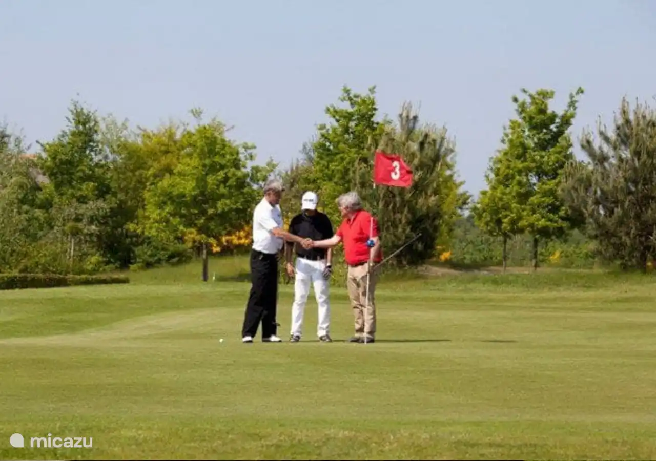 Der Golfplatz ist ein 9-Loch-Meisterschaftsplatz.