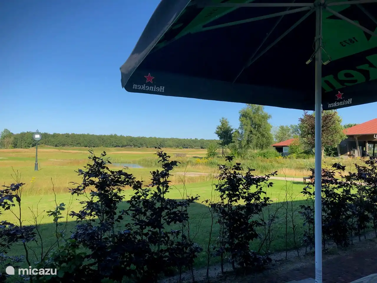 Der Blick von der Terrasse des Grand Café de Hildenberg. Das Restaurant im Park