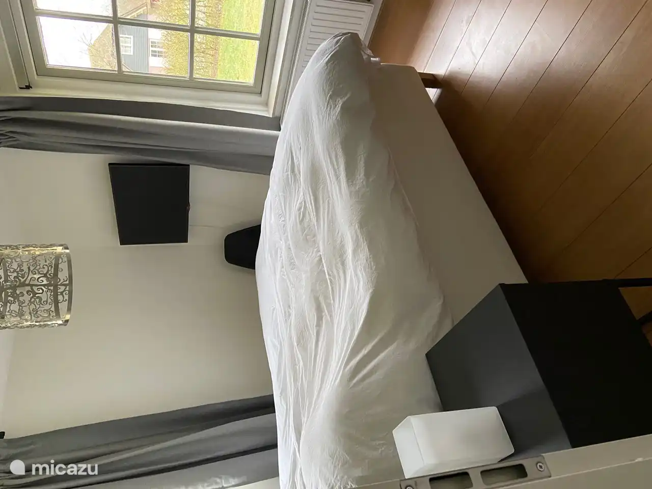 Schlafzimmer im Erdgeschoss mit einem Doppelbett und einem Flachbildschirm.