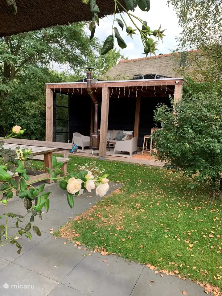 Veranda im Garten an der Seite des Hauses