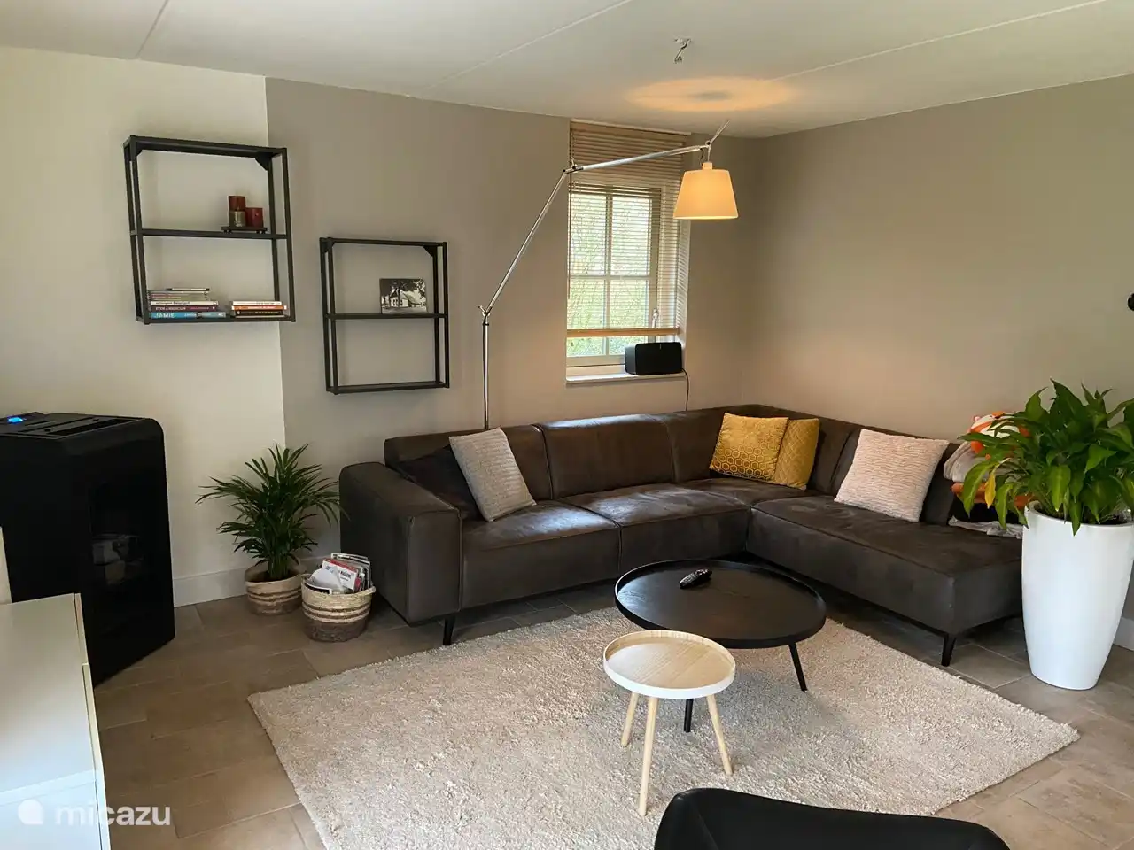 Geräumiges Wohnzimmer mit Ecksofa