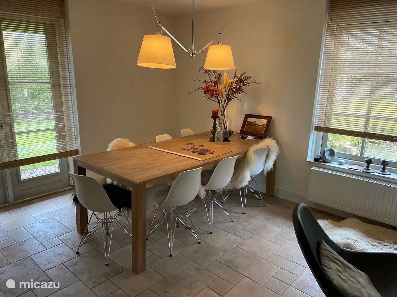 Geräumiger Esstisch mit Stühlen