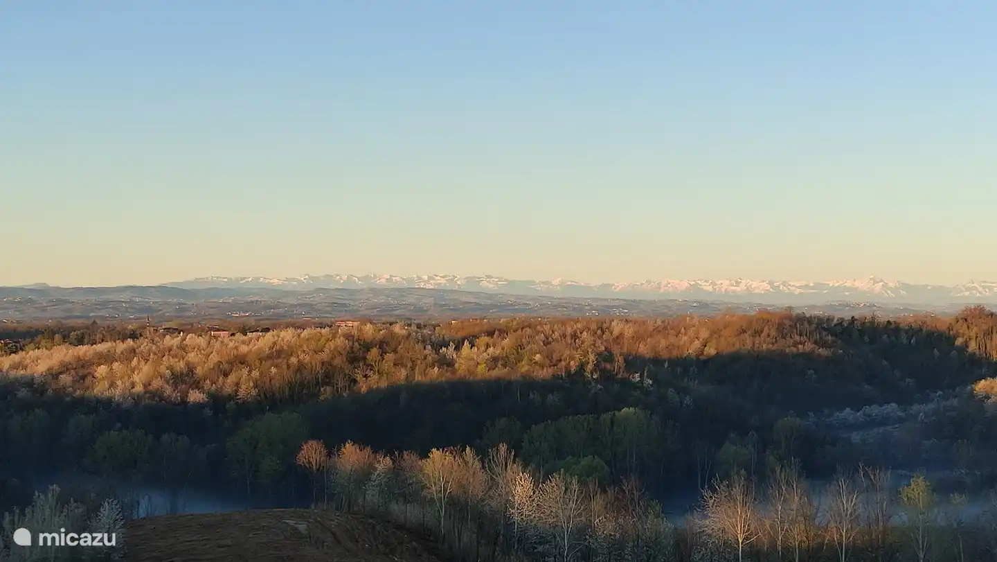 Vista desde el salón sobre el Piamonte y los Alpes (invierno)