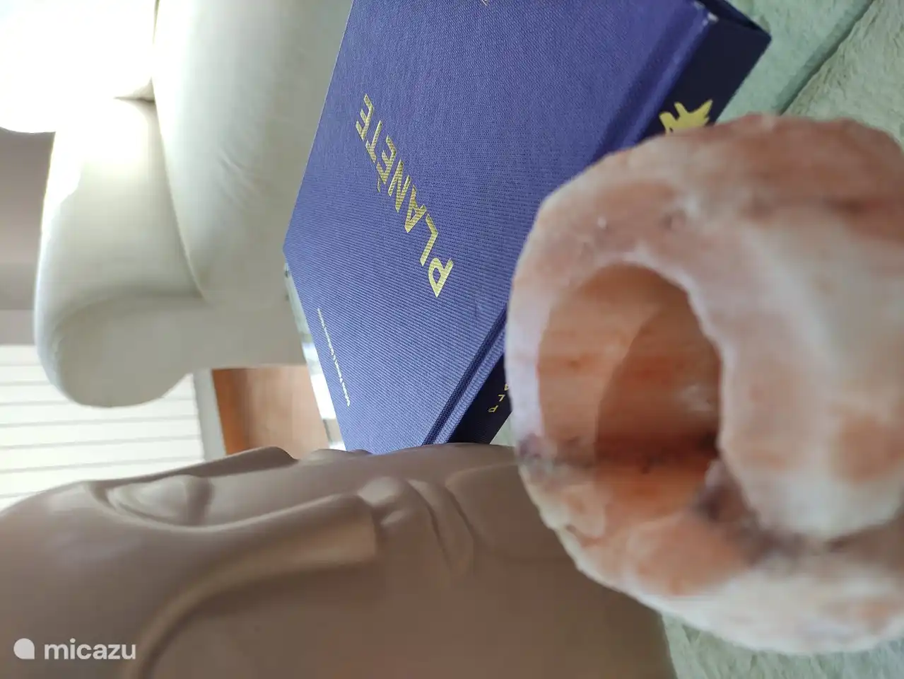 La casa está equipada con lindos detalles y decoración.